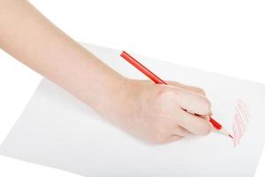mão desenha por lápis vermelho na folha de papel foto