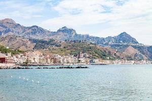 mar jônico perto da orla da cidade de giardini naxos foto