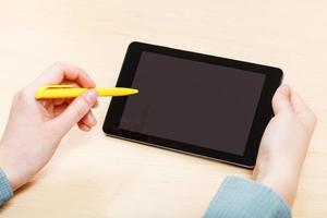 homem toca pela caneta do tablet pc com tela preta foto