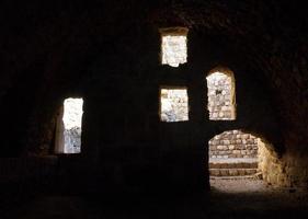 janelas internas na torre do castelo kerak, jordânia foto