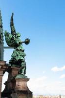 figura de anjo no telhado da Catedral de Berlim foto