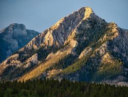 paisagem de montanha rochosa ao pôr do sol foto