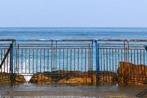 cerca no parque da cidade nas margens do mar mediterrâneo. foto