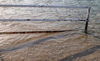 cerca no parque da cidade nas margens do mar mediterrâneo. foto