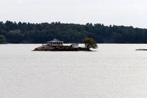 as mil ilhas é um arquipélago de ilhas que se estende ao longo da fronteira do canadá e dos estados unidos ao longo do rio st. rio Lourenço. foto