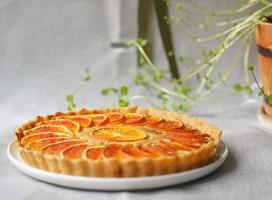 torta com fatias de laranja e planta foto