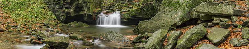 panorama de cachoeiras de outono foto