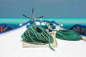 detalhe de amarração de barco no fundo da água azul foto