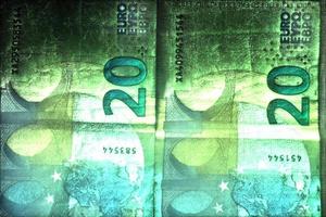 ilustração de notas de euro brilhantes com uma aura kirlian verde ao seu redor. foto