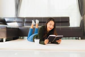retrato de uma mulher asiática, lendo um livro foto