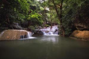 cena da natureza de cachoeira durante o dia foto