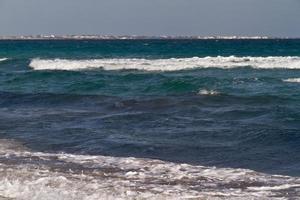 ondas do mar no mar mediterrâneo foto
