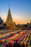 pôr do sol ilumina o céu no festival yi peng na Tailândia