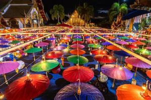 lanternas de papel colorido brilhante vintage penduradas perto de um templo budista na Tailândia foto