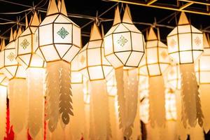 lanterna de papel lanna no festival yi peng, chiang mai, tailândia foto