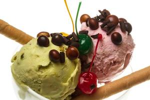 iogurte e sorvete de chocolate em uma tigela close-up foto