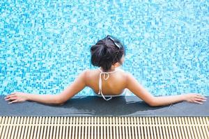 mulher relaxante na piscina foto