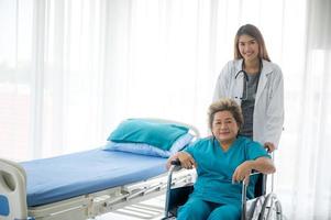 o médico está verificando a saúde de pacientes idosos no hospital. foto