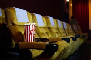 pipoca e óculos em um assento em um teatro foto