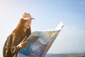 alpinista de mulher olhando para o mapa foto