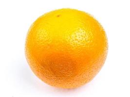 laranja madura isolada no fundo branco foto