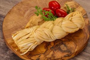 queijo de rabo de cavalo tradicional caucasiano servido com tomate foto