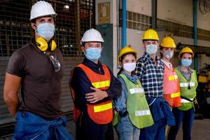 trabalhadores industriais profissionais estão juntos foto