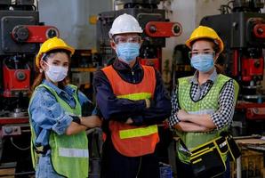trabalhadores industriais posam juntos no trabalho foto