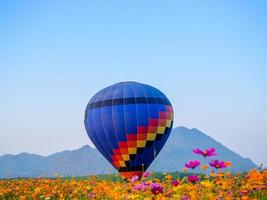 terras de balão de ar quente em campo de flores foto