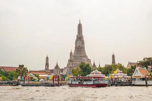 templo de wat arun ao lado do rio chao phraya foto