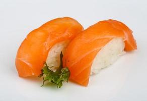 salmão de sushi no fundo branco foto