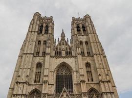 a bela catedral gótica st. miguel e st. gudula lutando por um céu azul, bélgica, bruxelas, europa. foto