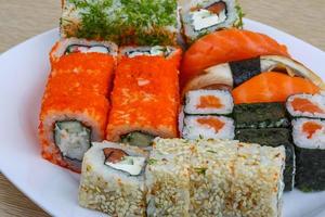 sushi definido no prato foto