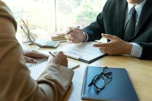 homem de negócios e advogado olhando por contrato foto