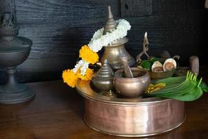 conjunto de estilo tailandês de bandeja contendo betel, representando a cultura alimentar do sudeste, antiga coleção de ervas. foto