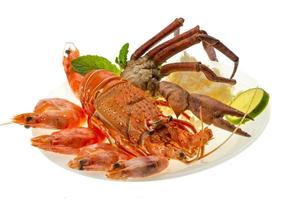 lagosta, camarões, patas de caranguejo e arroz
