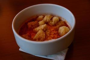 sopa de tomate no fundo de madeira foto