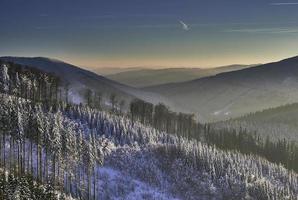 paisagem de montanha do inverno foto