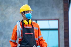 trabalhador da construção civil usando equipamento de segurança