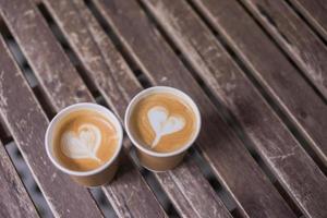 dois lattes na mesa de madeira foto