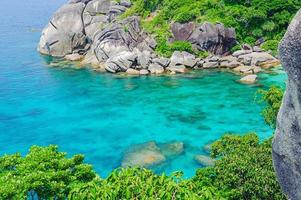 mar azul claro em uma ilha foto