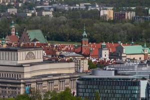 horizonte de varsóvia com torres de varsóvia foto