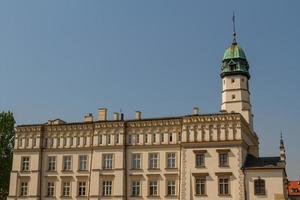 a prefeitura do século 15 em meio à praça central plac wolnica de kazimierz foto