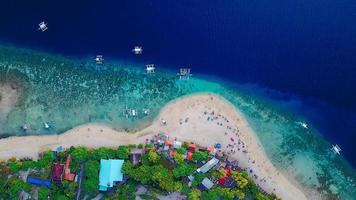 Vista aérea da praia de areia das Filipinas com turistas foto