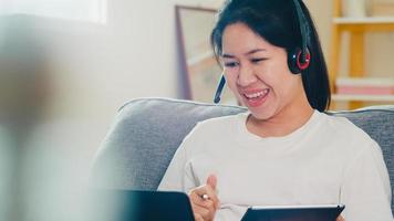 mulher de negócios freelance asiáticos usando o laptop em casa foto