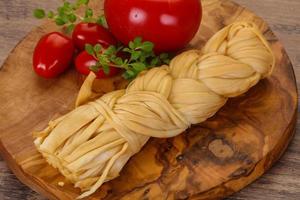 queijo de rabo de cavalo tradicional caucasiano servido com tomate foto