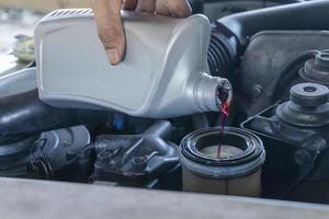 mecânico realizando manutenção de serviço de carro foto