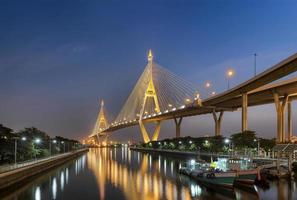ponte de bhumibol na tailândia foto