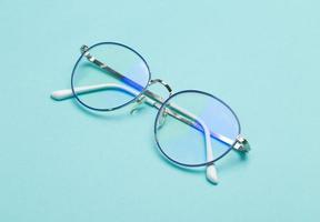 óculos em fundo azul foto