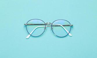 óculos em fundo azul foto